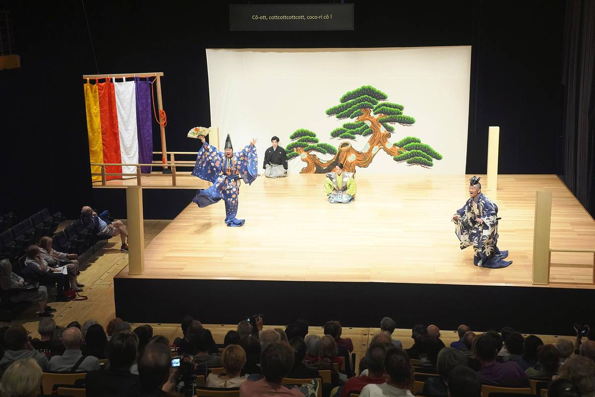 Sign Language Kyogen by and for Deaf People